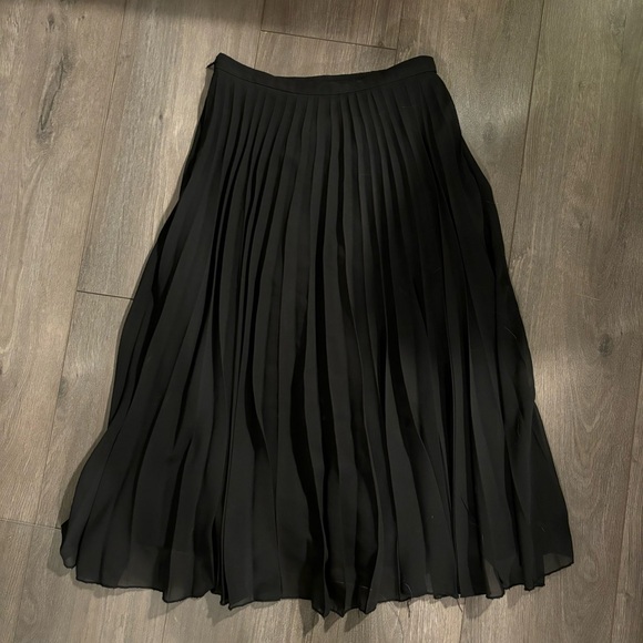 ASOS DESIGN Petite pleated midi skirt 🖤 - Picture 3 of 4
